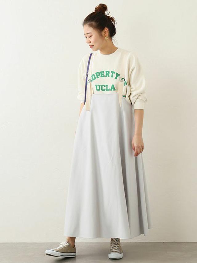 画像: ワンピースの甘さをセーブしたリラックスな装い