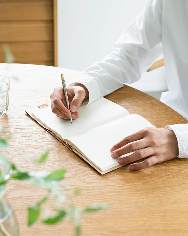 画像1: 自分だけの風合いに変化する革とともに、「書く」「読む」時間をゆったりと過ごす