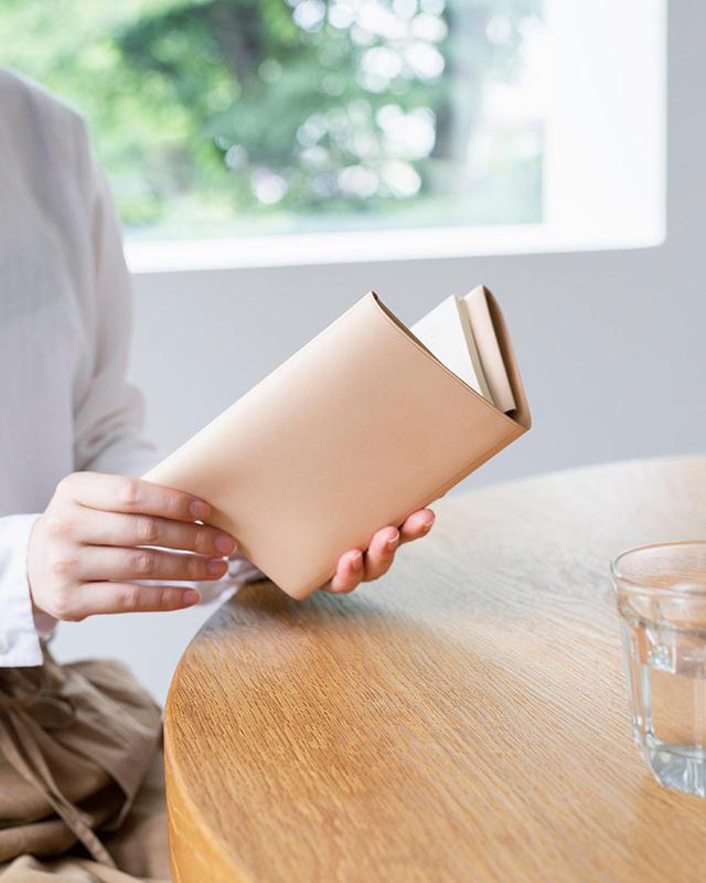 画像2: 自分だけの風合いに変化する革とともに、「書く」「読む」時間をゆったりと過ごす