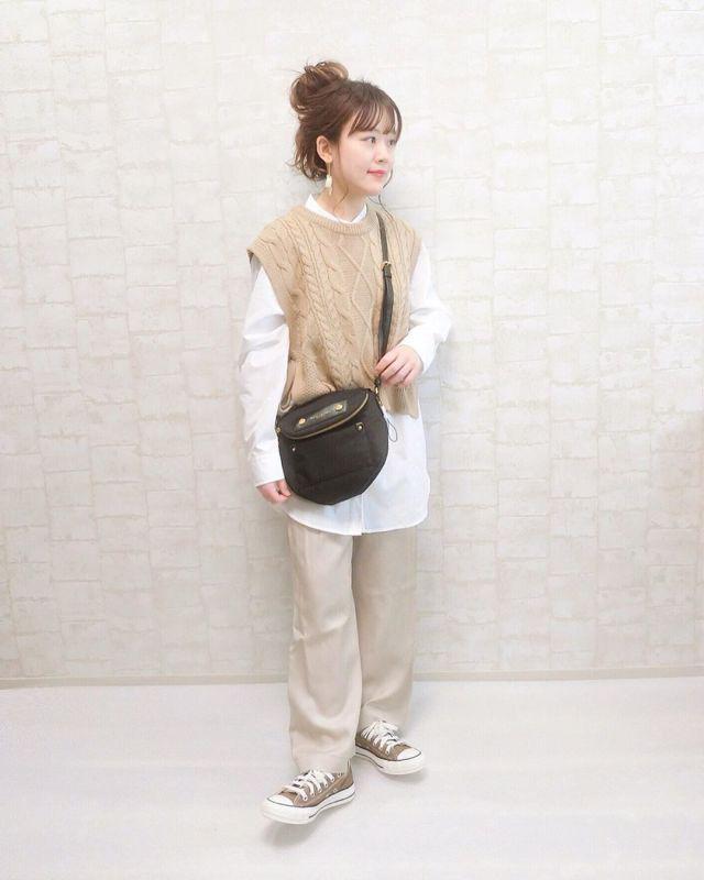 画像1: 好感度抜群のシャツには、こなれたニットベストをレイヤードして♪