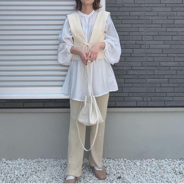 画像3: 好感度抜群のシャツには、こなれたニットベストをレイヤードして♪