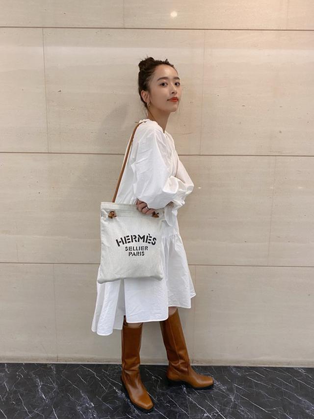 画像: 【STUDIOUS】ギャザーフレア チュニック ミニワンピース13,200円(税込) 【ZARA】ブーツ平均価格15,000円~25,000円 【HERMES】アリーヌ GM ショルダーバッグ平均価格200,000円前後