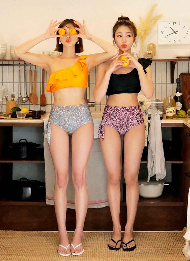画像1: ワンショル花柄コントラストビキニ ¥5,940 (税込)