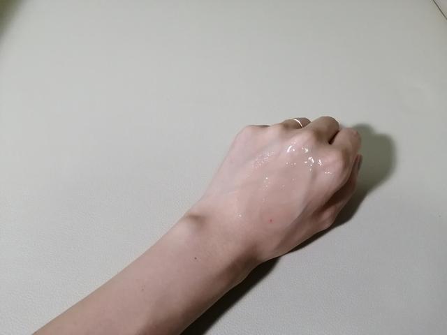 画像: 手で軽くなじませると一気にオイル状に