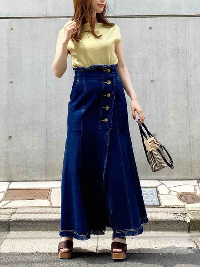 画像: 【MERCURYDUO】サイドボタンスリットデニムスカート 11,000円(税込)【MERCURYDUO】アシンメトリーコンパクトニット 4,950円(税込)