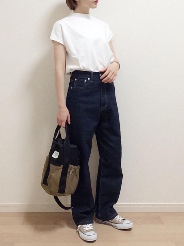 画像: 【coen】USAコットンハイネックTシャツ 2640円(税込)【kutir】ハイウエストストレートデニムパンツ 2995円(税込)【CONVERSE】スニーカー5000〜8000円が平均価格【FREDRIK PACKERS】キンチャク 2WAYバッグ 7480円(税込)