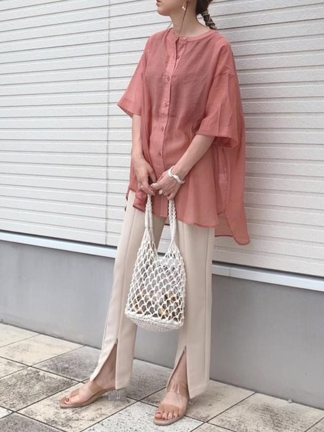 画像: 【A.I.C】BIGシルエット半袖シアーシャツ 3,850円(税込)【Kastane】フロントジップストレッチパンツ 6,490円(税込)【Kastane】巾着Bag 6,380円(税込)【WEGO】クリアヒールサンダル 3,959円(税込)