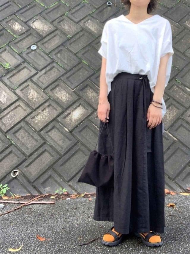 画像: 【RETRO GIRL】Tシャツ 2,200円(税込)【niko and...】レーヨンリネンDカンロングスカート 5,390円(税込)【CHICSTOCKS】ソックス 1,980円(税込)【Teva】HURRICANE XLT ハリケーン 8,030円(税込)【Creed】レッドクロス エプロンバッグ 8,690円(税込)