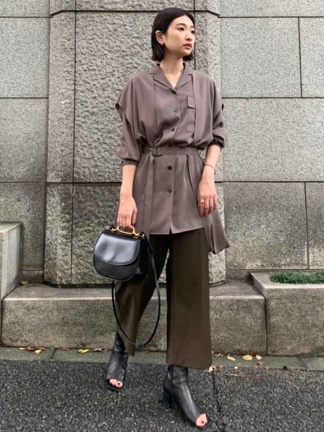 画像: 【RIM.ARK】Overlap SH(ブラウス) 25,300円(税込)【RIM.ARK】Medium length wide PT(パンツ)17,600円(税込)【RIM.ARK】Open toe booty sandal 26,400円(税込)