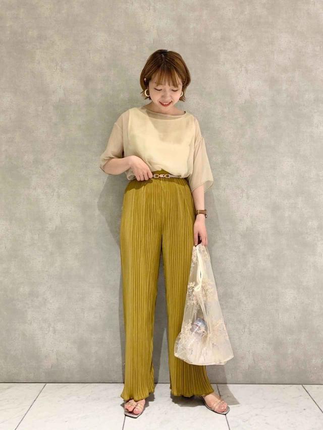 画像: 【mysty woman】シアツインTシャツ 4,290円(税込)【mysty woman】プリーツイージーパンツ 5,390円(税込)【mysty woman】ビットベルト 2,090円(税込)【mysty woman】フローラル刺繍エコバッグ 3,190円(税込)【LOWRYS FARM】クリアテープミュール 4,950円(税込)
