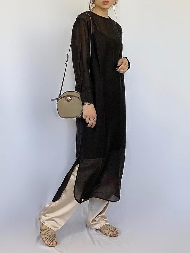画像: 【Aunt Marie's】シアーロングスリーブワンピース 4,290円(税込)【notch】カラーサテンパンツ 2,992円(税込)【Auntie Rosa Holiday】メッシュフラットサンダル 3,850円(税込)【SENSE OF PLACE by URBAN RESEARCH】ヴィンテージライクバイカラーミニショルダー 4,290円(税込)