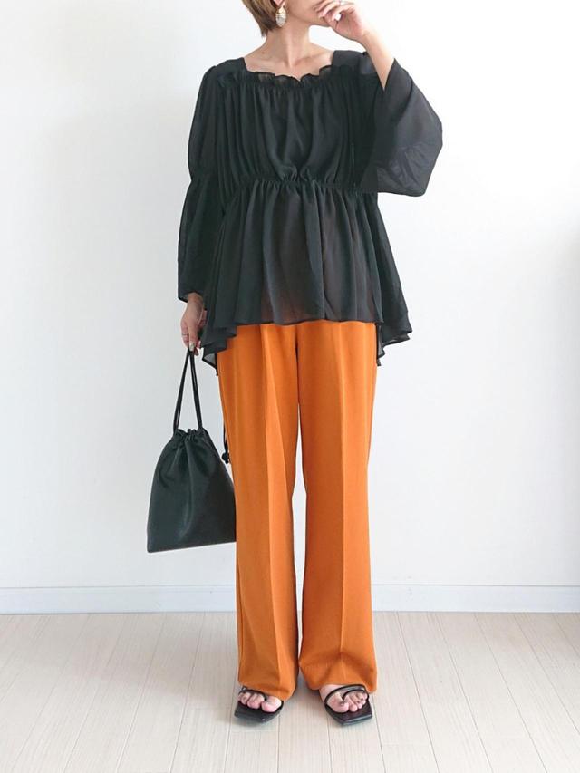 画像: 【KOH.style】FRONT RIBBON 3WAY BLOUSE 7,590円(税込)【HARE】カラーソフトトラウザーパンツ6,600円(税込)【Birthday room】シンプル巾着バッグ 2,750円(税込)【Vivian】スクエアトゥ華奢ストラップトングフラットサンダル 2,200円(税込)