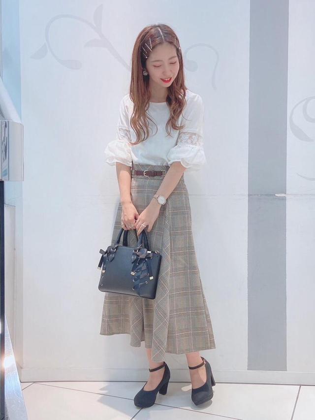 画像: 【MAJESTIC LEGON】つぼみスリーブトップス 3,520円(税込)【MAJESTIC LEGON】チェックフレアースカート 5,170円(税込)【MAJESTIC LEGON】フカフカパンプス 5,500円(税込)【MAJESTIC LEGON】ダブルリボンハンドバッグ 4,950円(税込)