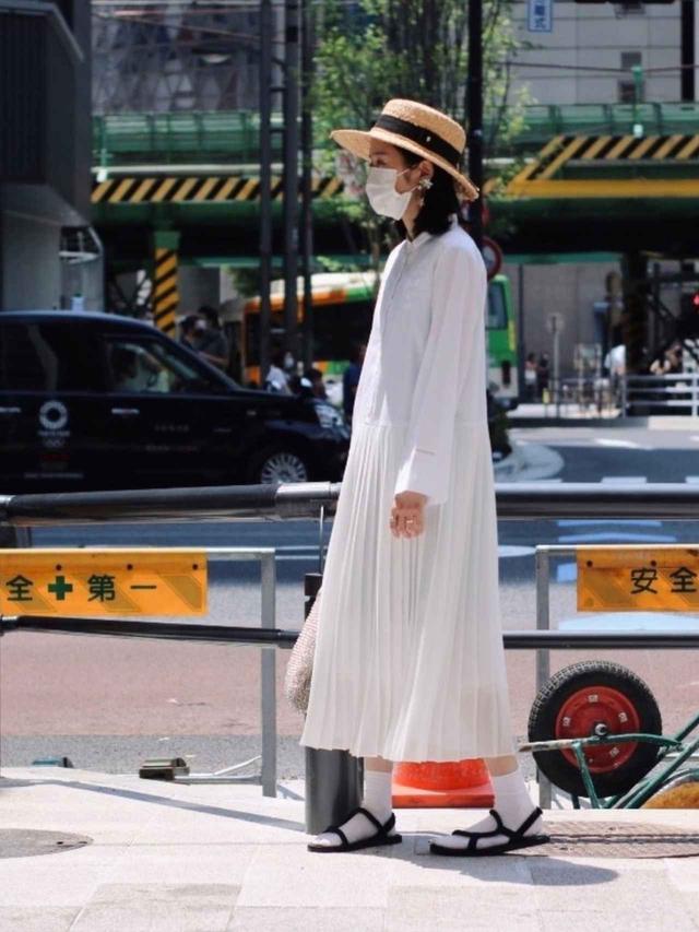 画像: 【MUVEIL】イチゴ刺繍プリーツワンピース 47,300円(税込)【HELEN KAMINSKI】ラフィア細ロープハット 24,200円(税込)【ANTEPRIMA】バッグ 平均価格 25,000円〜【UNIQLO】ソックス 平均価格 500円〜【mont-bell】モンベル:ロックオンサンダル 3,190円(税込)