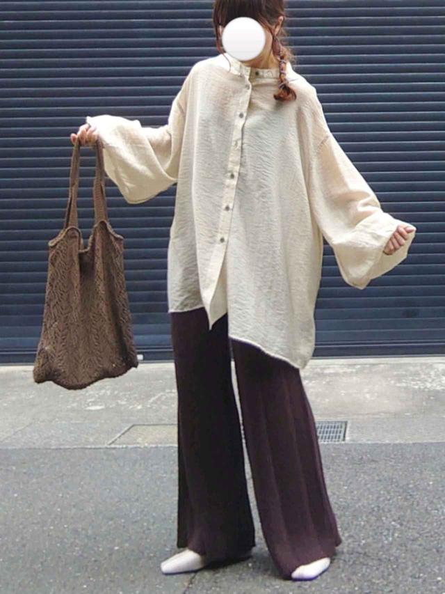 画像: 【Neuna アースカラーシアーバルーン袖シャツ 3,960円(税込)【Ifuru】へリンボン編みニットパンツ 4,990円(税込)【Neuna】スクエアトゥシアーチュールパイピングショートブーツ 5,940円(税込)【Neuna】鍵あみトートニットバッグ 2,970円(税込)