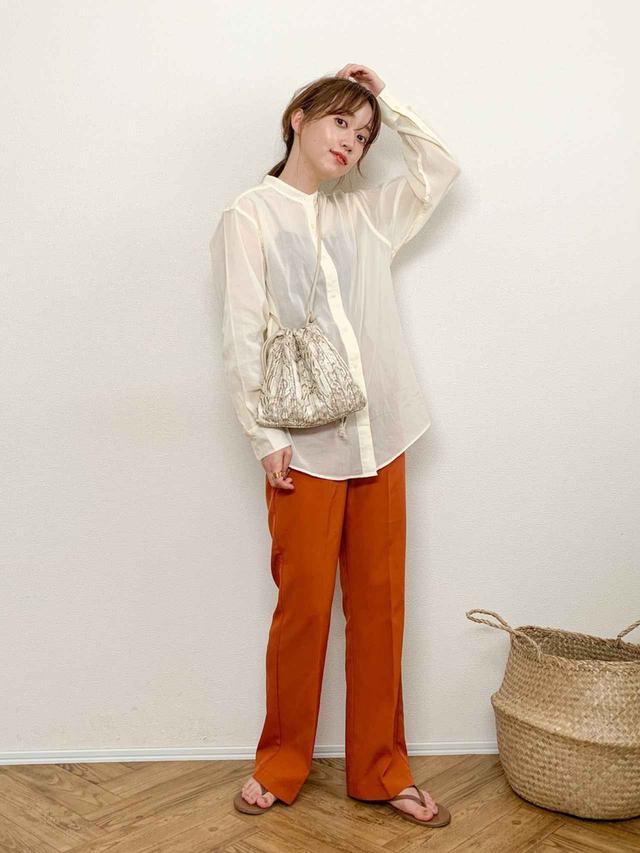 画像: 【UNIQLO】シアーバンドカラーシャツ 平均価格 2,000円〜【WHO'S WHO gallery】フレアープレススラックス 6,490円(税込)【Demi-Luxe BEAMS】TKEESサンダル 11,000円(税込)【LOWRYS FARM】プリーツキンチャクBAG 3,850円(税込)