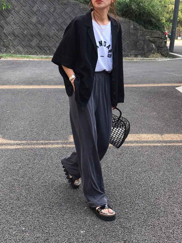 画像: 【CANAL JEAN】via j ロゴタンクトップ 6,490円(税込)【UNIQLO】リネンブレンドオープンカラーシャツ(半袖)2,189円(税込)【CANAL JEAN】via j ピンタックジャージーパンツ 9,845円(税込)【Hender Scheme】tortoise 39,600円(税込)【ROPE'】レトロバスケット L 3,080円(税込)