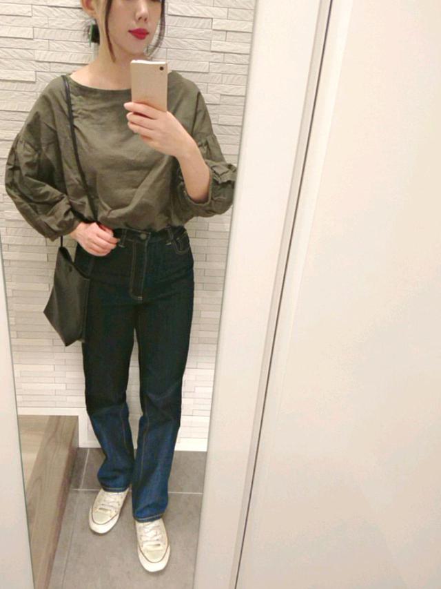画像: 【UNIQLO】コットンリネンTブラウス(7分袖)2,189円(税込)【GU】デニムパンツ 平均価格3,000円〜【CONVERSE】キャンバスオールスター OX 6,380円(税込)【CLEA】スクエア シンプル ミニショルダー 4,290円(税込)