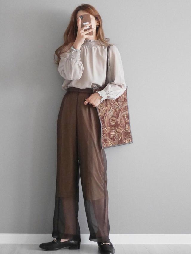 画像: 【UNFIELD】シャーリングハイネックブラウス 4,950円(税込)【UNFIELD】センタープレスシアーパンツ 5,390円(税込)【LOWRYS FARM】パイピングトートBAG 4,950円(税込)【EVOL】ビットローファー IN9072 7,920円(税込)
