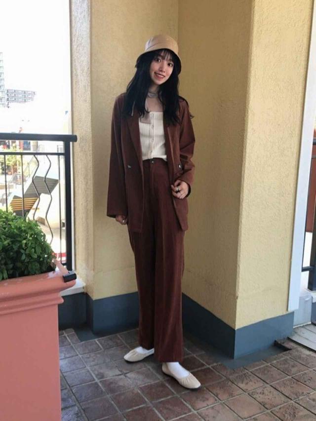 画像: 【WEGO】2wayフロントボタンタンクトップ 1,759円(税込)【WEGO】スウェードライクジャケット 4,399円(税込)【WEGO】スエードライクセンタープレスパンツ 3,299円(税込)【WEGO】フェイクレザーバケットハット 1,759円(税込)【WEGO】ギャザーパンプス 2,199円(税込)【WEGO】細スカーフ 659円(税込)