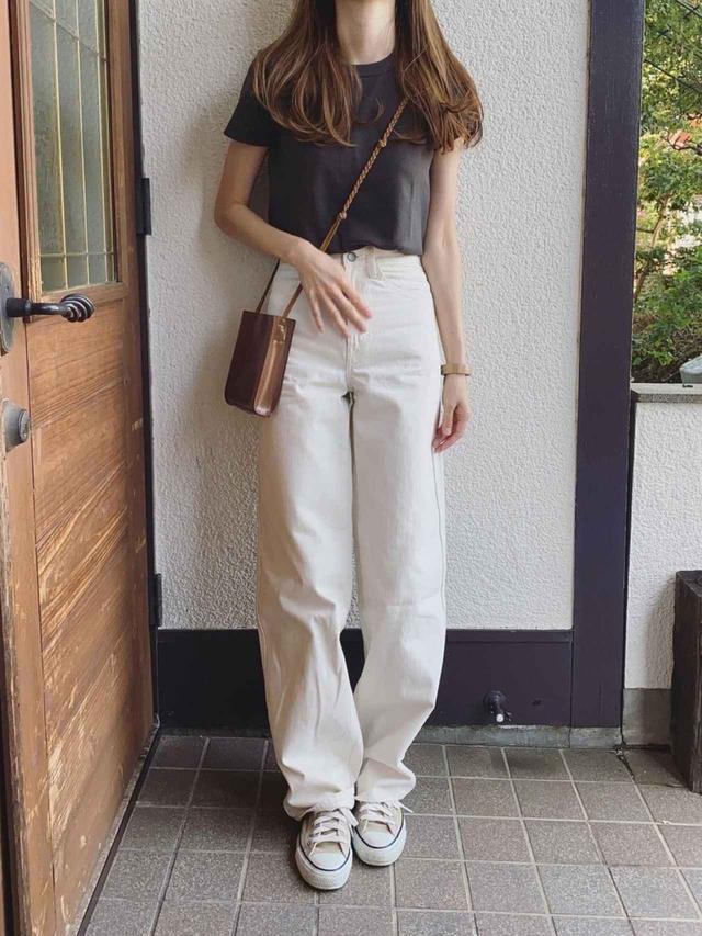 画像: 【ユニクロ】クルーネックT(半袖)1,100円(税込)【ユニクロ】ワイドフィットカーブジーンズ(丈長め82cm)4,389円(税込)【CLEA】ロープショルダー スクエア ミニ ポシェット 3,055円(税込)
