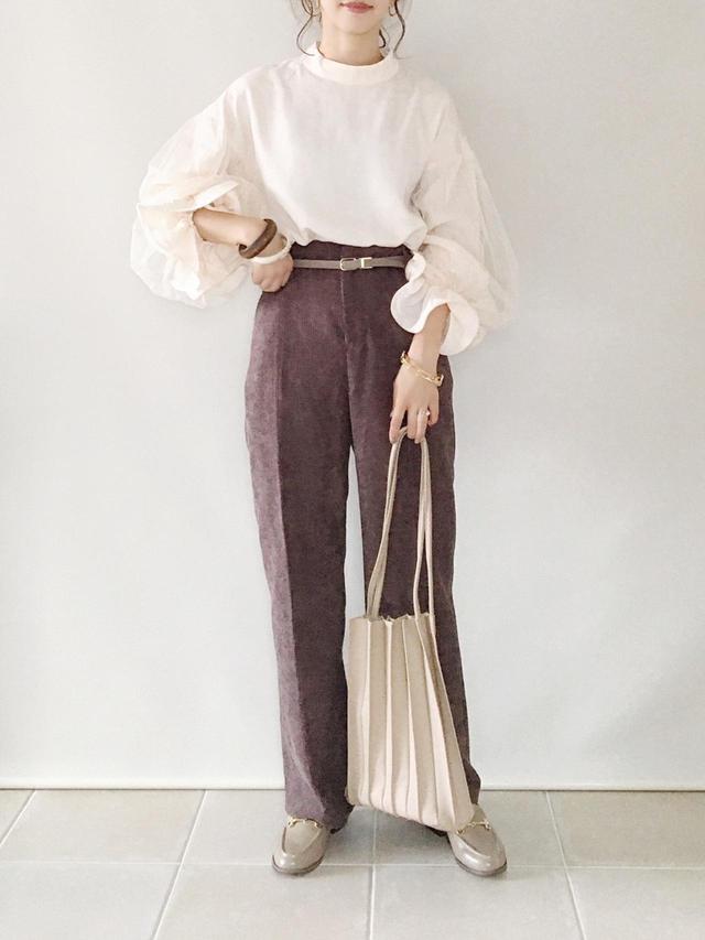画像: 【mysty woman】ソデボリュームブラウス 5,390円(税込)【mysty woman】コーデュロイフレアパンツ 6,490円(税込)【SENSE OF PLACE by URBAN RESEARCH】エコレザービットローファー 4,290円(税込)【Neuna レザープリーツトートバッグ 3,080円(税込)