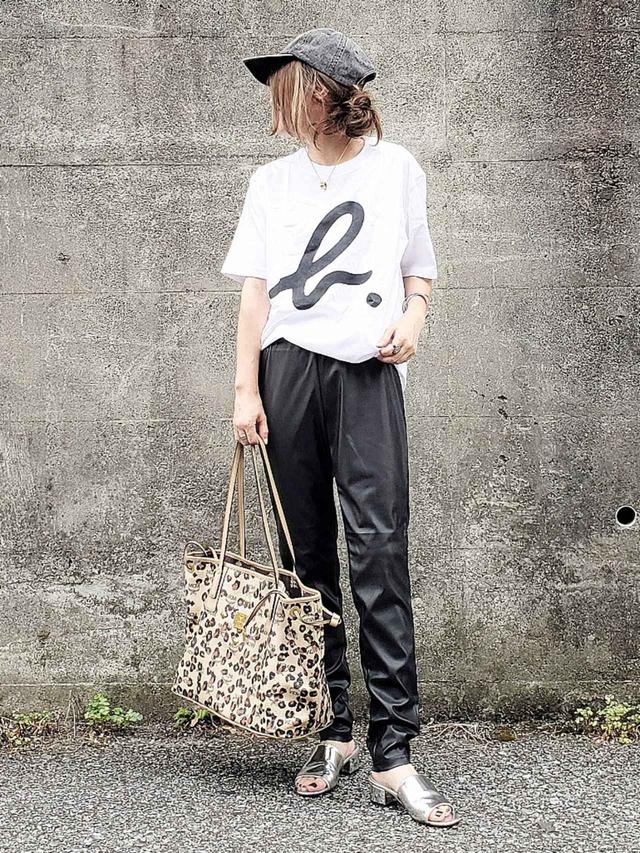 画像: 【agnes b.】T-SHIRTS SERIGRAPHIE 8,800円(税込)【FREAK'S STORE】エコレザーレギンス 2,970円(税込)【GUILD PRIME】別注トートバッグ(サイズM)66,000円(税込)【AZUL BY MOUSSY】Fスウェードカラフルサンダル 4,389円(税込)