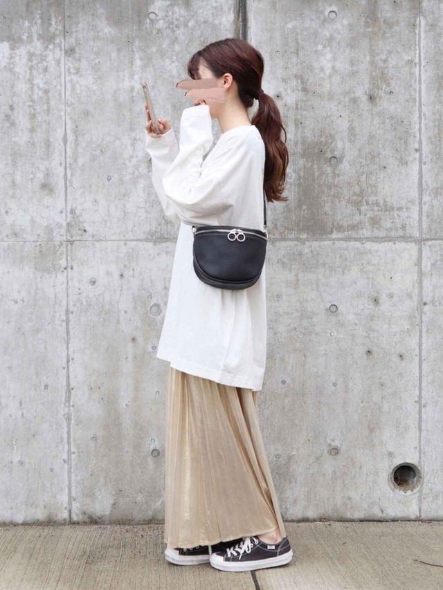 画像: 【JEANASIS】バックナローロゴロンT 4,950円【UNFIELD】グリッタープリーツスカート 5,940円(税込)【DEVICE】Rename リングZIP ボディ ショルダーバッグ 3,630円(税込)