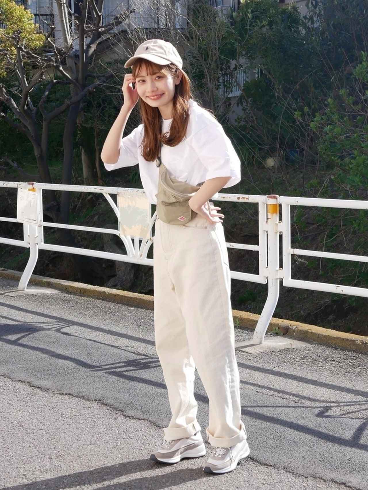 画像: 【ユニクロ】オーバーサイズクルーネックT(半袖)1,650円(税込)【ユニクロ】ハイライズボーイフレンドジーンズ 4,389円(税込)【Danton】ダントン ボディバッグ BODYBAG 7,480円(税込)【POLO RALPH LAUREN】キャップ ストラップバック 6,050円(税込)【A.P.C.】A.P.C. SNEAKERS 27,500円(税込)
