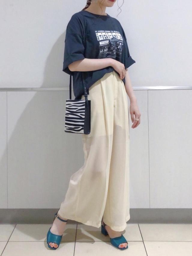 画像: 【mysty woman】モノクロフォトBIGTシャツ 3,850円(税込)【mysty woman】シアースラックスパンツ 6,490円(税込)【PAGEBOY】スクエアミニショルダー 3,190円(税込)【mysty woman】レイヤーストラップサンダル 6,490円(税込)