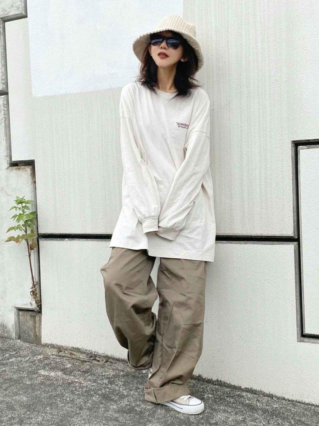 画像: 【apres jour mignon】アソートスリットBIGロンT 1,995円(税込)【ユニクロ】ワイドフィットカーブパンツ 4,389円(税込)【GU】ハット 平均価格1,000円〜3,000円