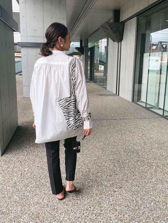 画像: 【BLACK BY MOUSSY】gather over sh 19,800円(税込)【ZARA】パンツ 平均価格 4,000〜10,000円【ZARA】トートバッグ 平均価格 5,000〜10,000円
