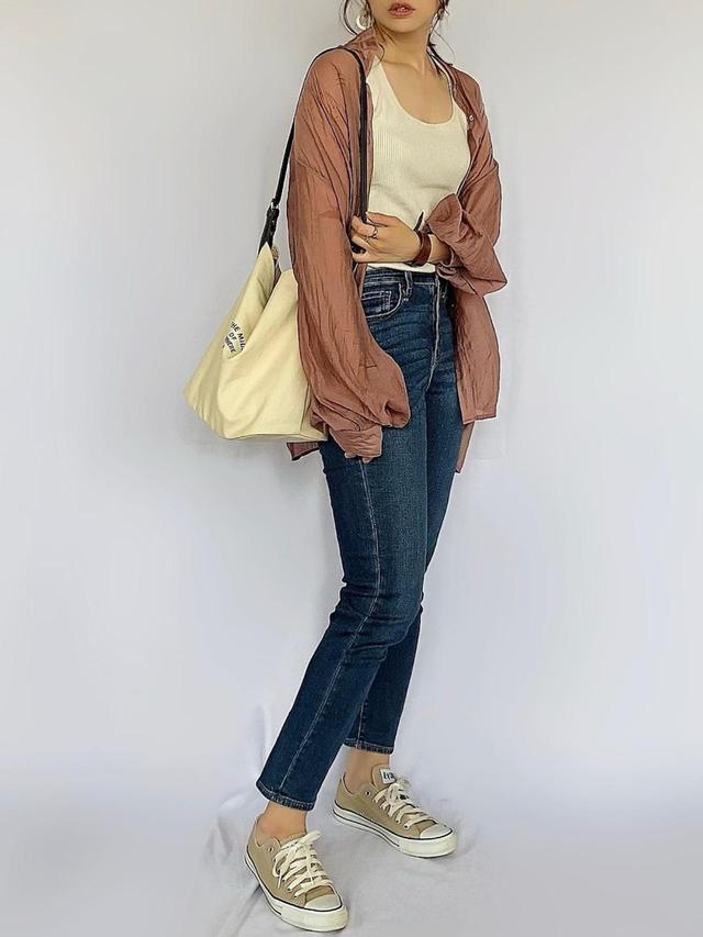 画像: 【GU】リブニットタンクトップ 1,089円(税込)【Aunt Marie's】バルーンスリーブシアーシャツ 4,290円(税込)【ユニクロ】ハイライズストレートジーンズ(丈標準70cm)3,289円(税込)【Riberry】合皮ベルトショルダーバッグ 3,190円(税込)【CONVERSE】オール スター カラーズ オックス / ALL STAR COLORS OX 7,150円(税込)