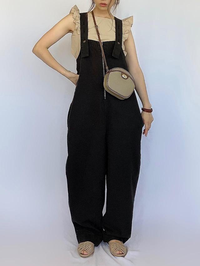 画像: 【ITEMS URBANRESEARCH】肩フリルノースリブラウス 4,290円(税込)【Lee】URBAN DUNGAREES サロペット 15,400円(税込)【Auntie Rosa Holiday】メッシュフラットサンダル 3,850円(税込)【SENSE OF PLACE by URBAN RESEARCH】ヴィンテージライクバイカラーミニショルダー 4,290円(税込)