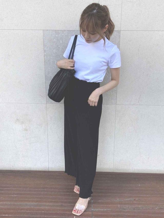画像: 【ZARA】プリーツ加工バケットバッグ 3,990円(税込)【GU】Tシャツ 平均価格1,000〜3,000円【GU】パンツ 平均価格2,000〜5,000円【ZARA】クリアヒールビニールミュール 5,990円(税込)
