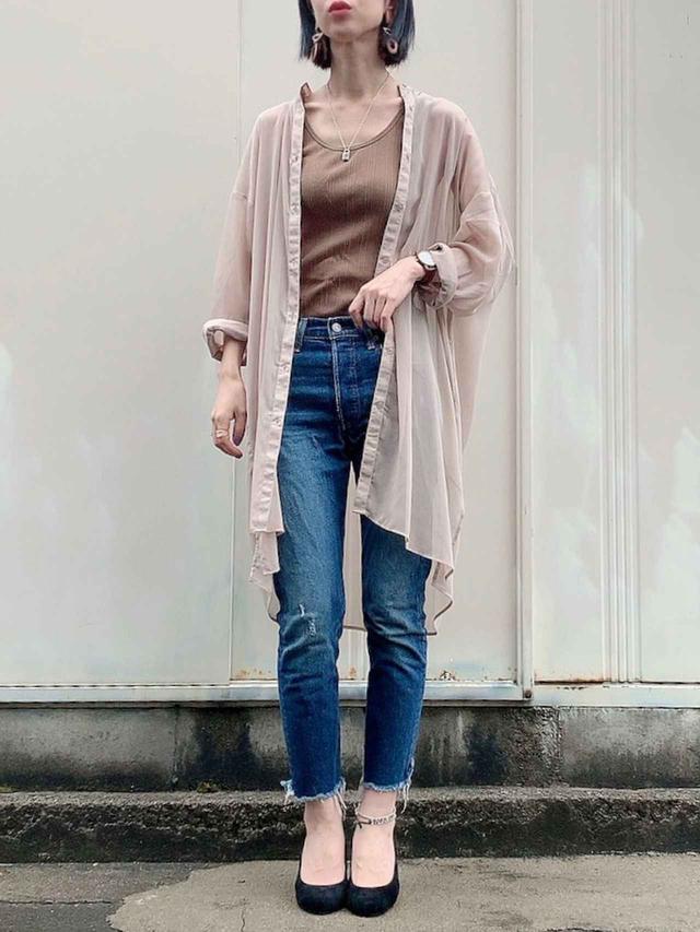 画像: 【GU】シアーバンドカラーロングシャツ(長袖)2,189円(税込)【ユニクロ】タンクトップ 平均価格 1,000〜3,000円【501(R) Skinny】スキニージーンズ ダークインディゴブルー 14,300円(税込)