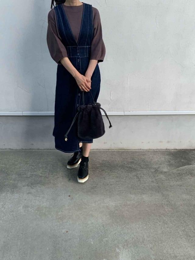 画像: 【GU】ニット 平均価格 2,000〜4,000円【ZARA】ジャンパースカート 平均価格 6,000〜10,000円【しまむら】バッグ 平均価格 2,000〜5,000円【しまむら】シューズ 平均価格 2,000〜5,000円