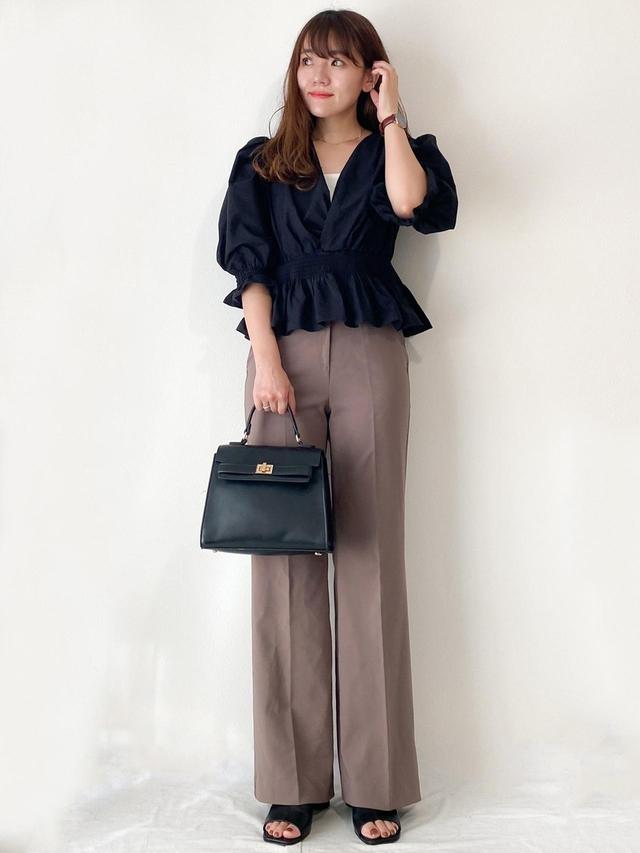 画像: 【ZARA】ブラウス 4,990円(税込)【Mayree】レーヨンリブキャミソール 1,980円(税込)【UNE MANSION】ハイウエストセンタープレススラックス 7,480円(税込)【LOWRYS FARM】2WAYミドルショルダー 4,950円(税込)【chuclla】シリンドリカルヒール サンダル 8,680円(税込)