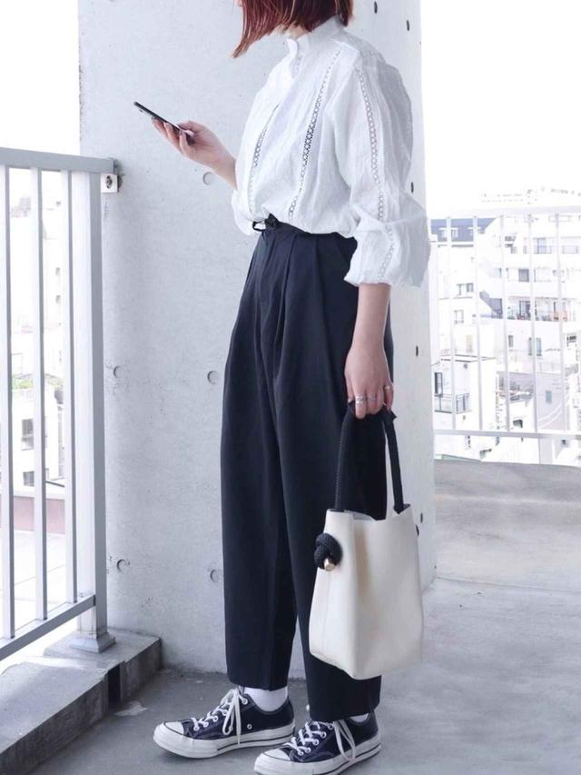 画像: 【DHOLIC】レースラインドットテクスチャーブラウス 3,421円(税込)【DHOLIC STYLE】ツーボタンタックワイドパンツ 2,970円(税込)【ZUCCa】ヨットロープバッグ 20,900円(税込)