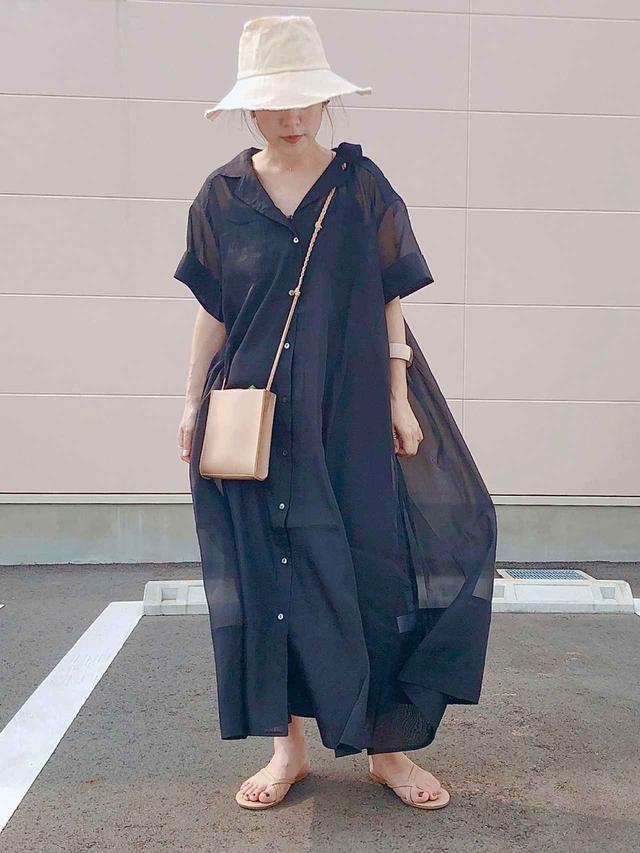 画像: 【KOH.style】インナーワンピ付シアーロングシャツワンピ 16,280円(税込)【DONOBAN】クロスストラップトングサンダル 3,520円(税込)【CLEA】ロープショルダー スクエア ミニ ポシェット 3,055円(税込)【TODAYFUL】パラフィンバスケットハット 8,580円(税込)