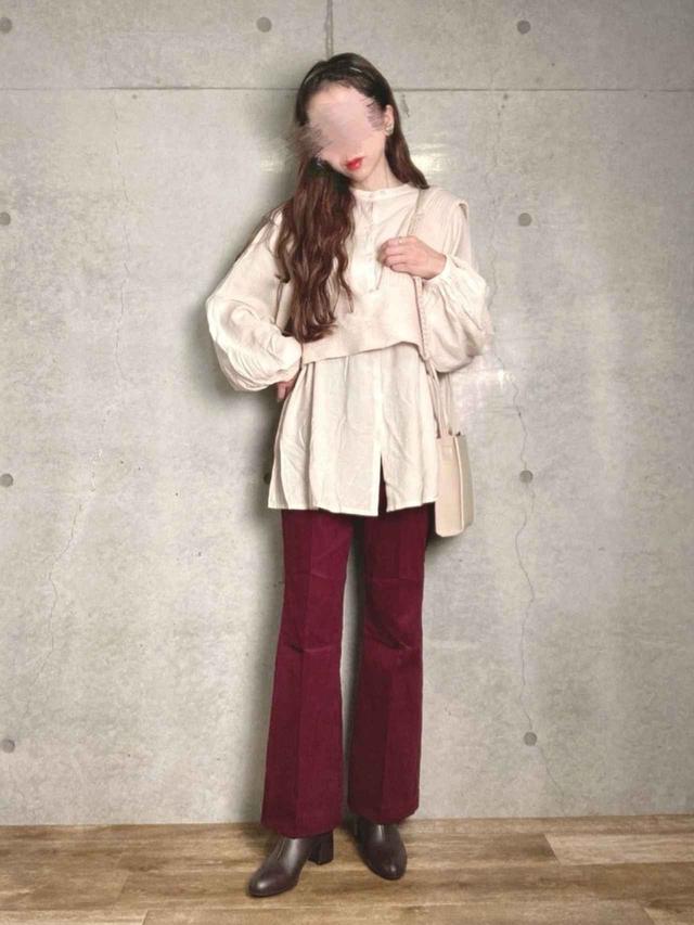 画像: 【SENSE OF PLACE by URBAN RESEARCH】コーデュロイフレアパンツ 4,290円(税込)【Kastane】アームギャザーハイネックブラウス 6,490円(税込)【LOWRYS FARM】ニットビスチェ 3,850円(税込)【BASE】 レザーショルダーバッグ 4,290円(税込)【SENSE OF PLACE by URBAN RESEARCH】サイドゴアブーティ 4,290円(税込)