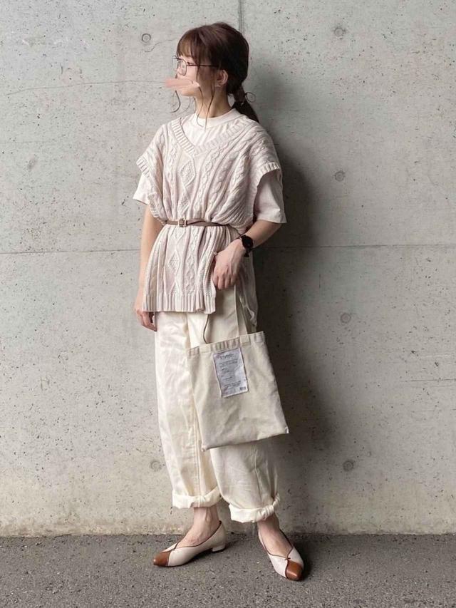 画像: 【ユニクロ】クルーネックT(半袖)1,100円(税込)【GU】コクーンシルエットジーンズ 平均価格 2,000〜3,000円【Mysa&Liina】ケーブルニットベスト 2,995円(税込)【SESTO】カラーブロックのローヒールポインテッドトゥパンプス 3,299円(税込)