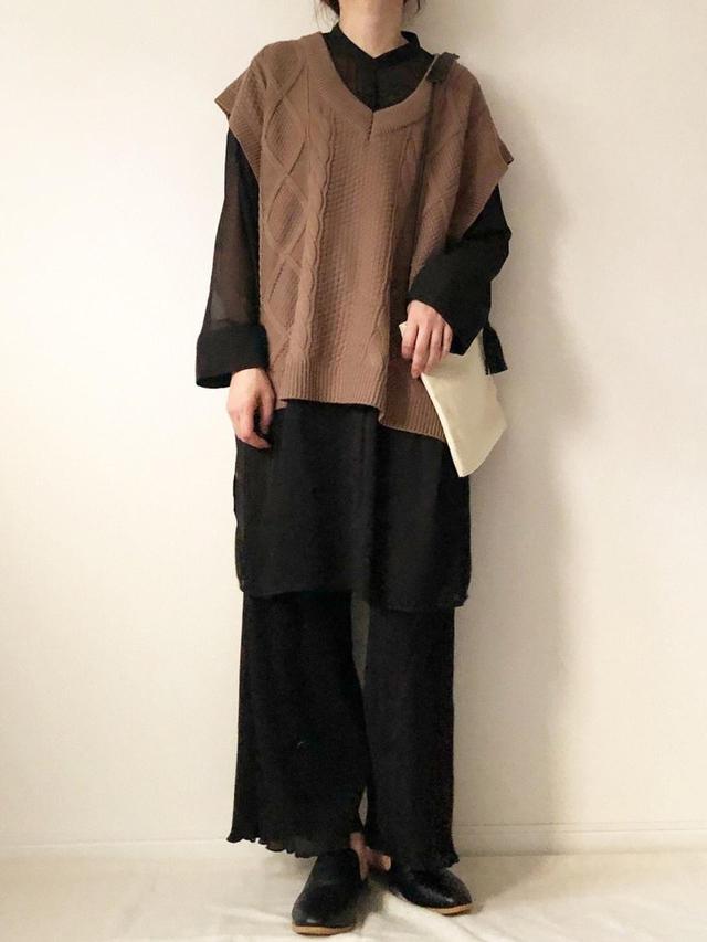 画像: 【GU】シアーバンドカラーロングシャツ(長袖)2,189円(税込)【GU】プリーツドローストリングイージーワイドパンツ 2,189円(税込)【GU】バブーシュ 平均価格 2,000〜3,000円【しまむら】ベスト 平均価格 2,000〜4,000円【Auntie Rosa Holiday】スクエアキャンバスショルダーバッグ 2,970円(税込)