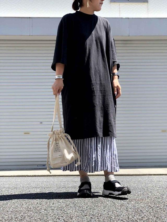 画像: 【ユニクロ】オーバーサイズTワンピース(5分袖)3,289円(税込)【Samansa Mos2 blue】ストライプギャザースカート 4,389円(税込)【kutir】ロゴ巾着バッグ 1,795円(税込)