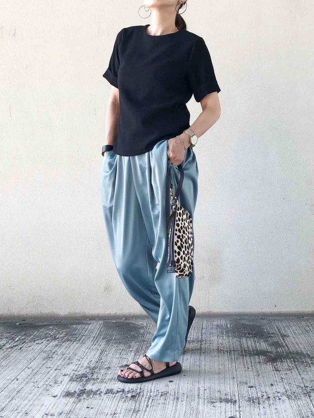 画像: 【DHOLIC】Tシャツ 平均価格2,000〜5,000円【niko and...】サテンイージータックタックパンツ 5,390円(税込)【minia】コードデザインの編み上げゴムスポーツサンダル 4,290円(税込)
