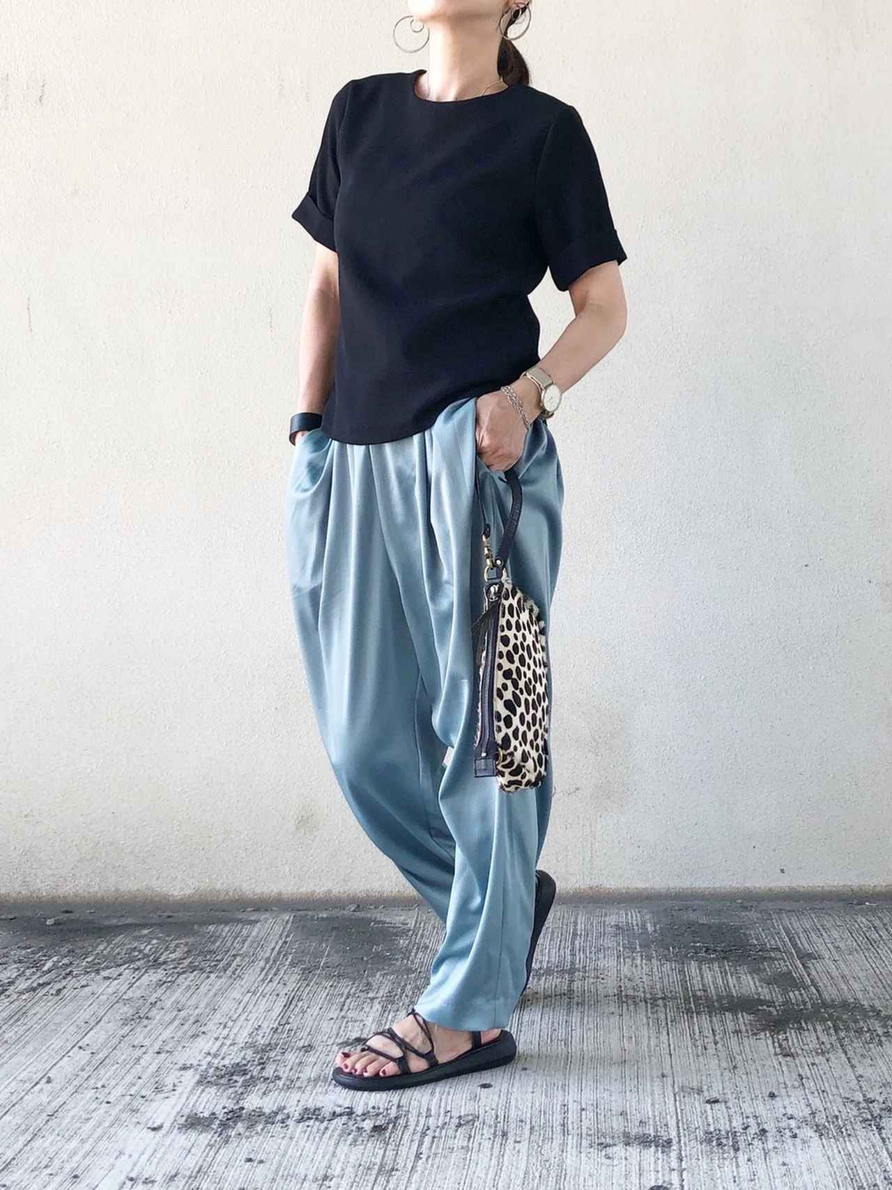 画像: 【DHOLIC】Tシャツ 平均価格2,000〜5,000円【niko and...】サテンイージータックタックパンツ 5,390円(税込)【minia】コードデザインの編み上げゴムスポーツサンダル 4,290円(税込)