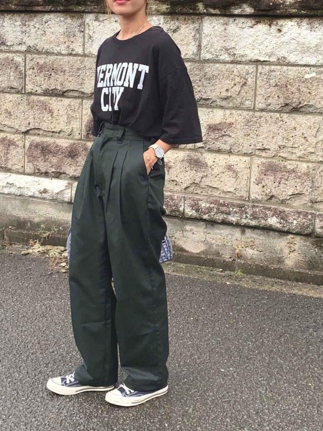 画像: 【niko and...】ビッグロゴチュニックTシャツ 3,190円(税込)【THE SHINZONE】パンツ 平均価格 15,000〜30,000円【PUEBCO】PLASTIC MARKET BAG Large 2,420円(税込)