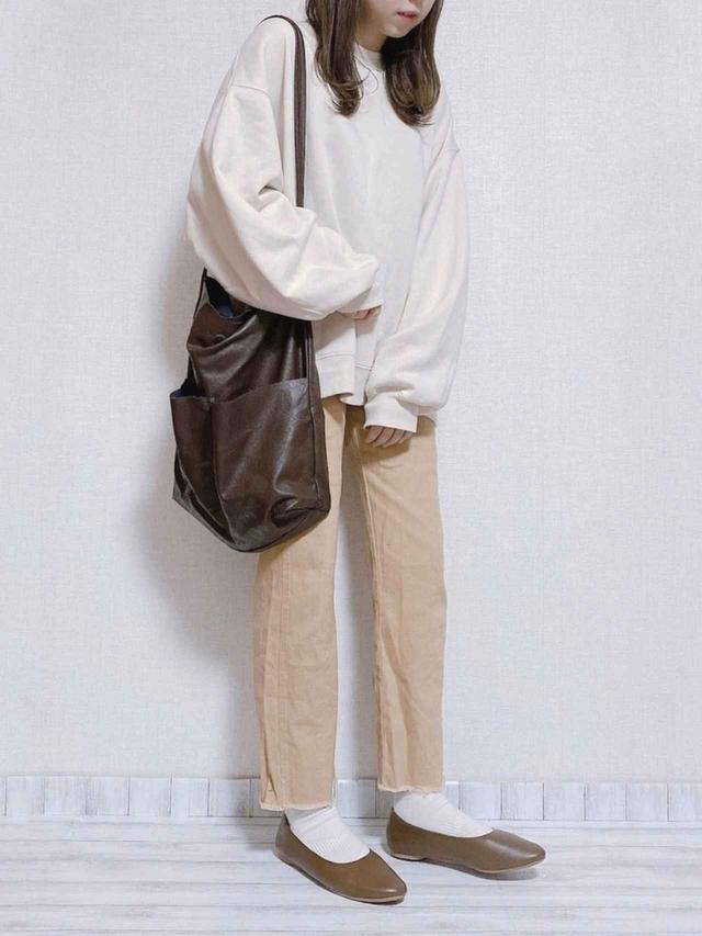 画像: 【GU】スーパーオーバーサイズスウェット 平均価格2,000〜3,000円【Kastane】BACK編み上げストレートパンツ 7,480円(税込)【ユニクロ】コンフィールタッチラウンドシューズ 3,289円(税込)