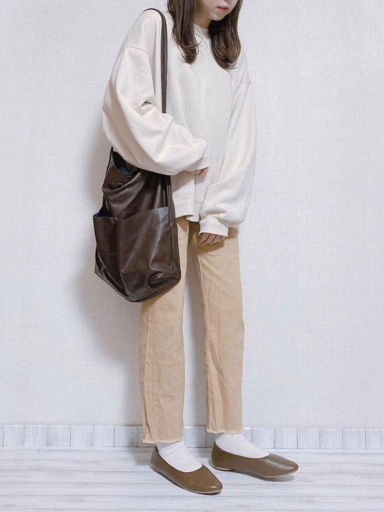 画像: 【GU】スーパーオーバーサイズスウェット 平均価格2,000〜3,000円【Kastane】BACK編み上げストレートパンツ 7,480円(税込)【ユニクロ】コンフィールタッチラウンドシューズ 3,289円(税込)