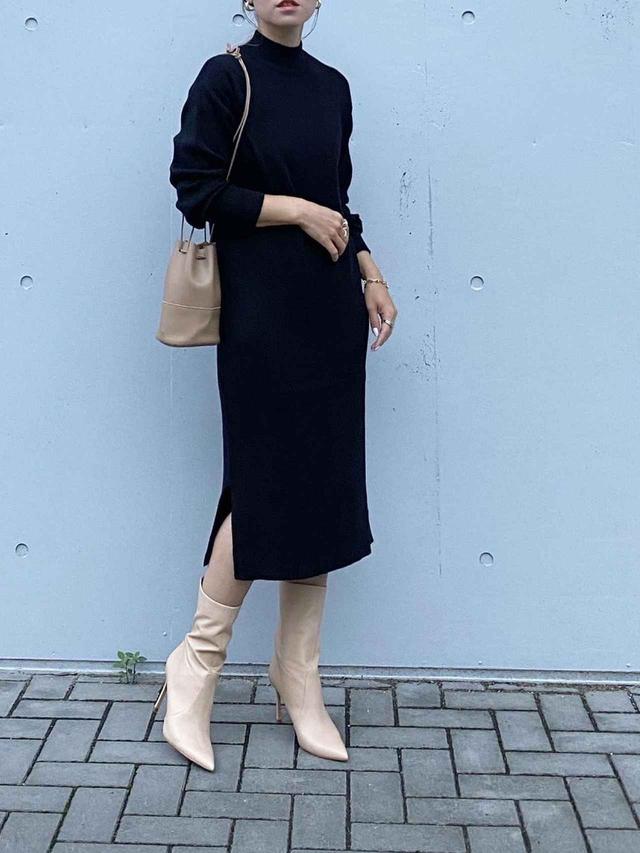 画像: 【GU】スウェットライクハイネックニットワンピース 3,289円(税込)【210nouve】フェイクレザーミニ巾着ショルダーバッグ 2,860円(税込)【ZARA】ブーツ 平均価格 5,000〜10,000円(税込)